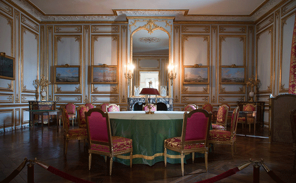 Ruangan bekas raja Louis ke XVI di istana Versailles